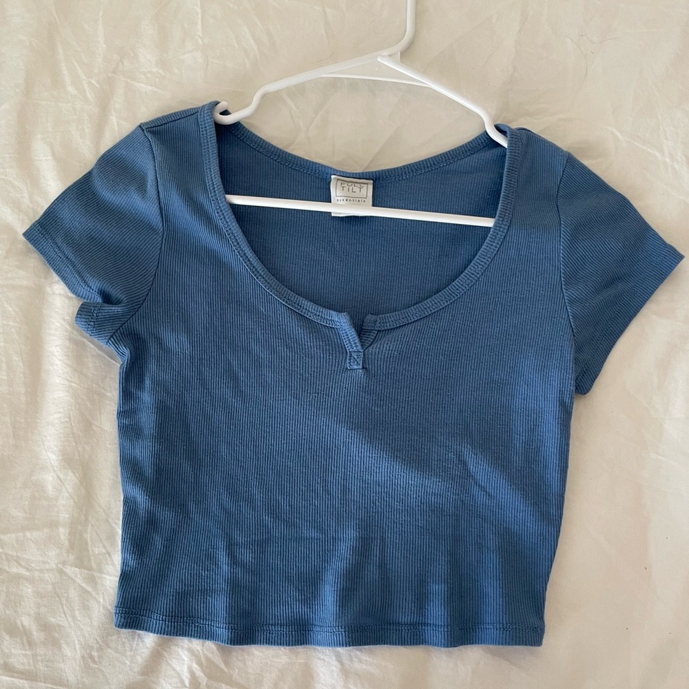 blue cropped tee